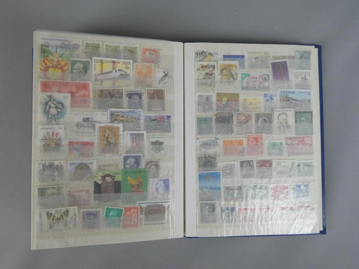 Postzegelverzameling in album