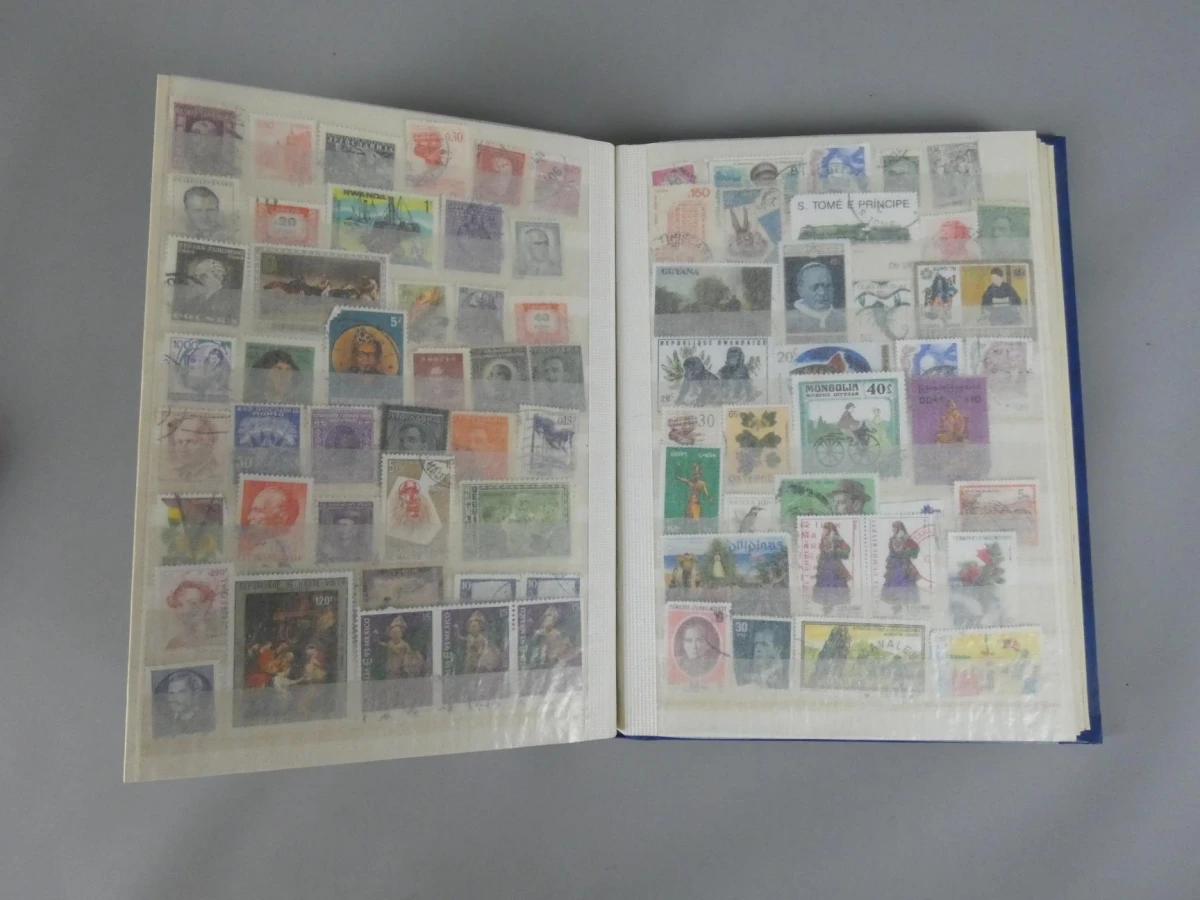 Postzegelverzameling in album