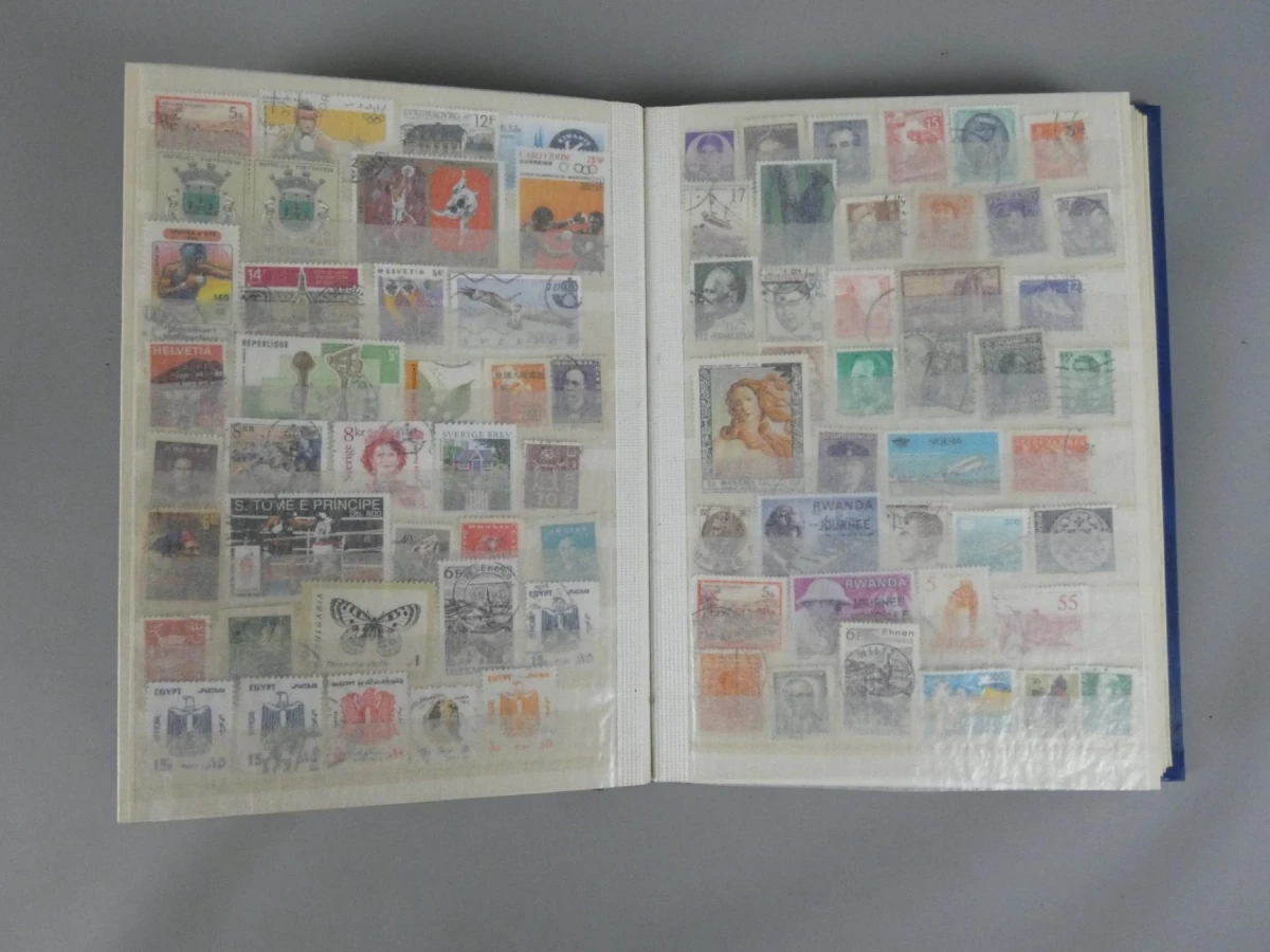 Postzegelverzameling in album