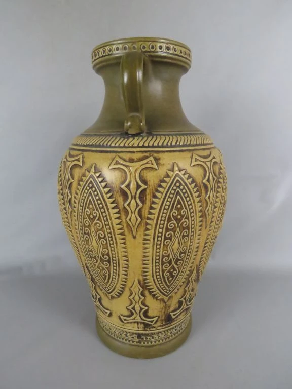 Decoratieve keramische vaas met handvatten