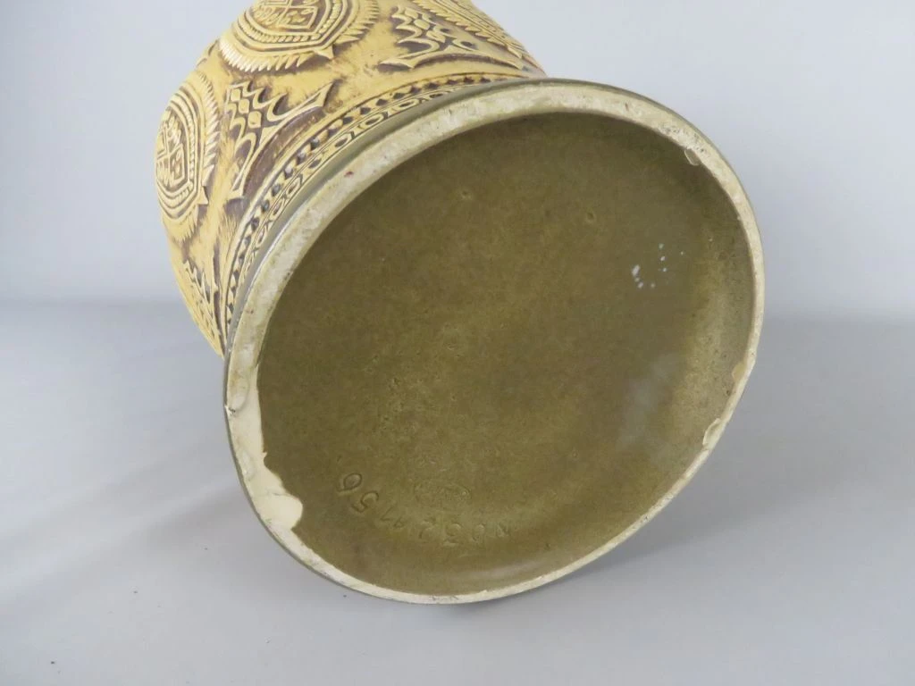 Decoratieve keramische vaas met handvatten