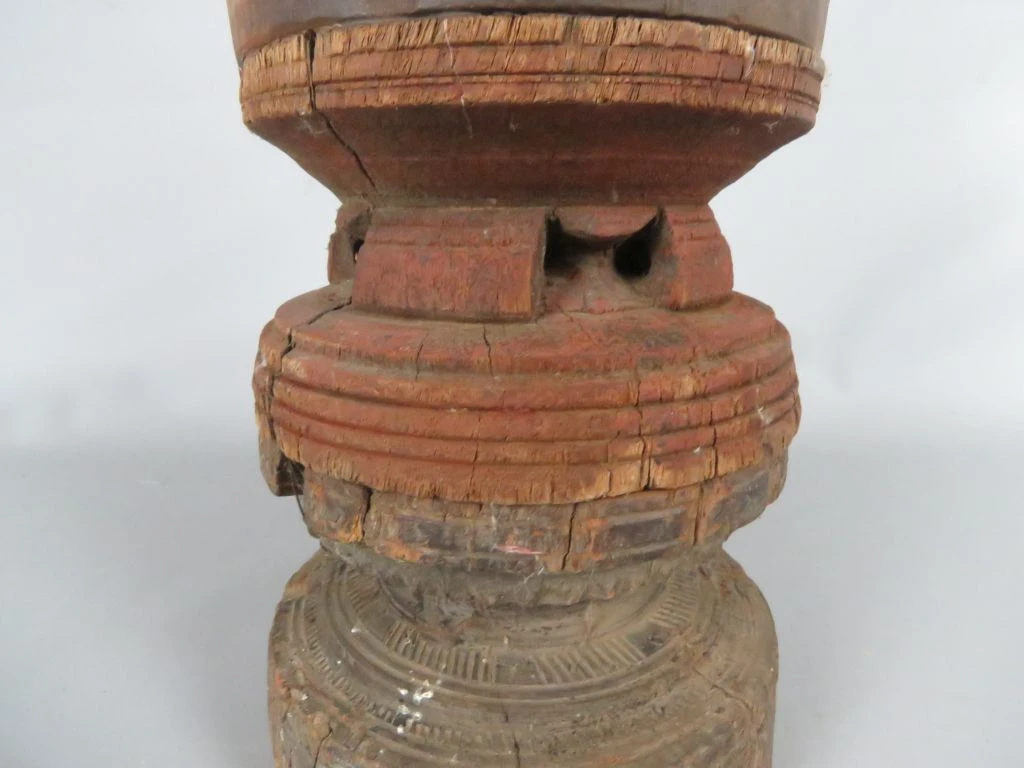 Houten kandelaar met houtsnijwerk