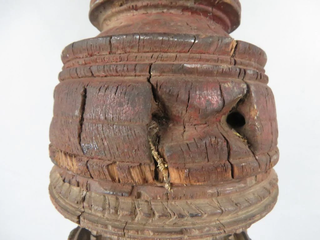 Houten kandelaar met houtsnijwerk