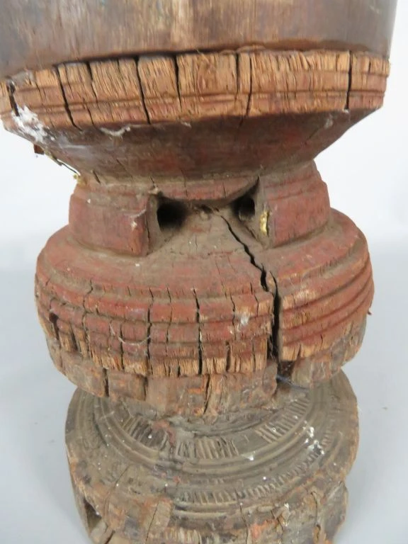 Houten kandelaar met houtsnijwerk