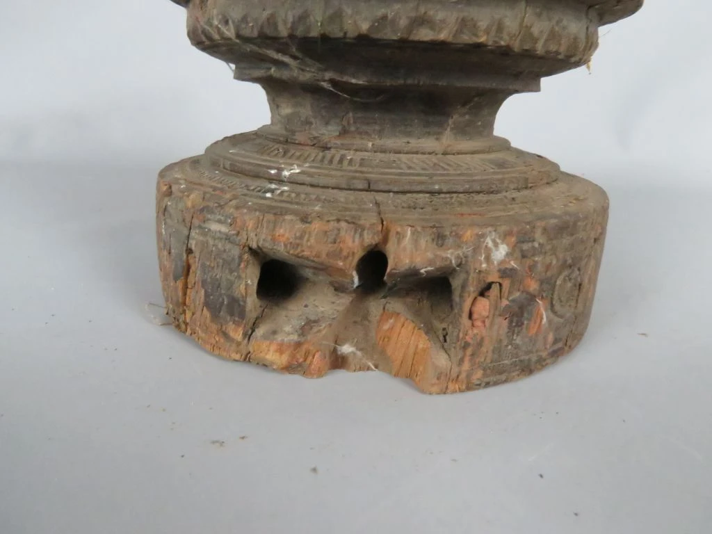 Houten kandelaar met houtsnijwerk