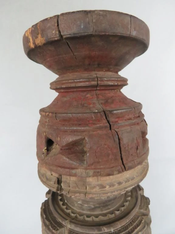Houten kandelaar met houtsnijwerk