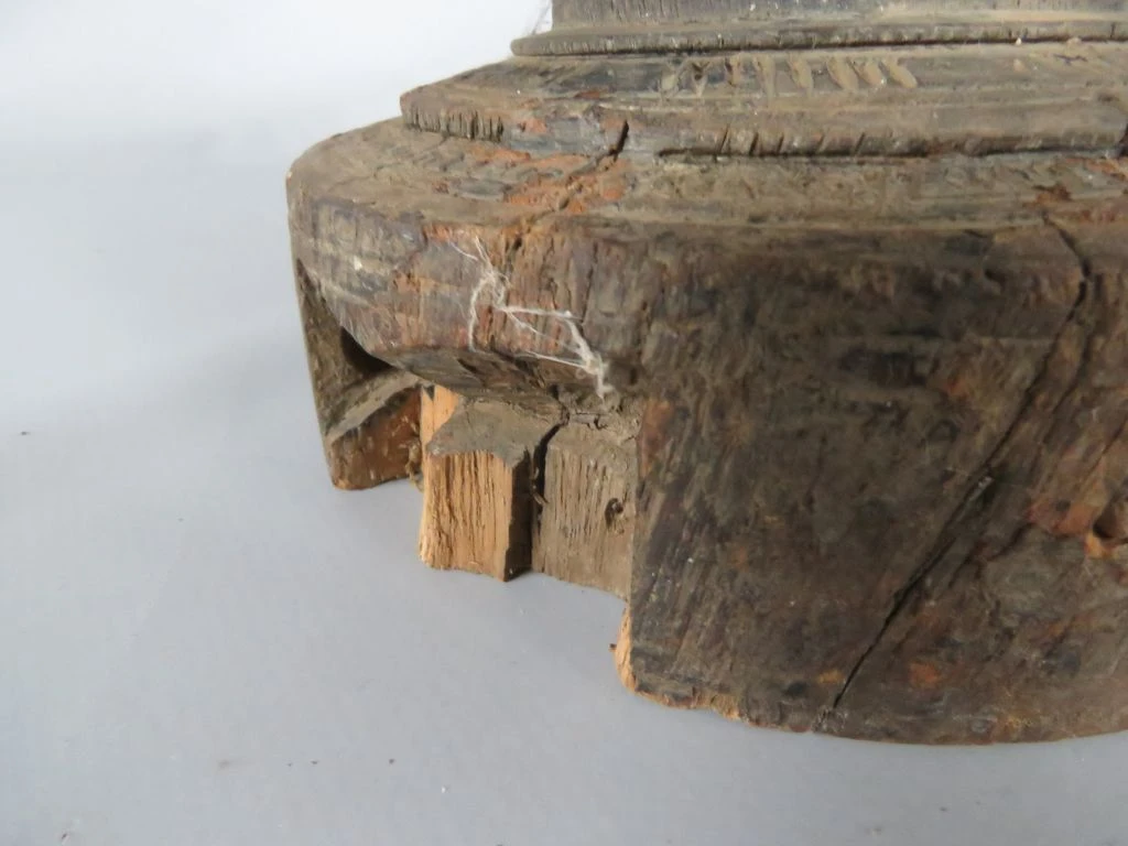 Houten kandelaar met houtsnijwerk