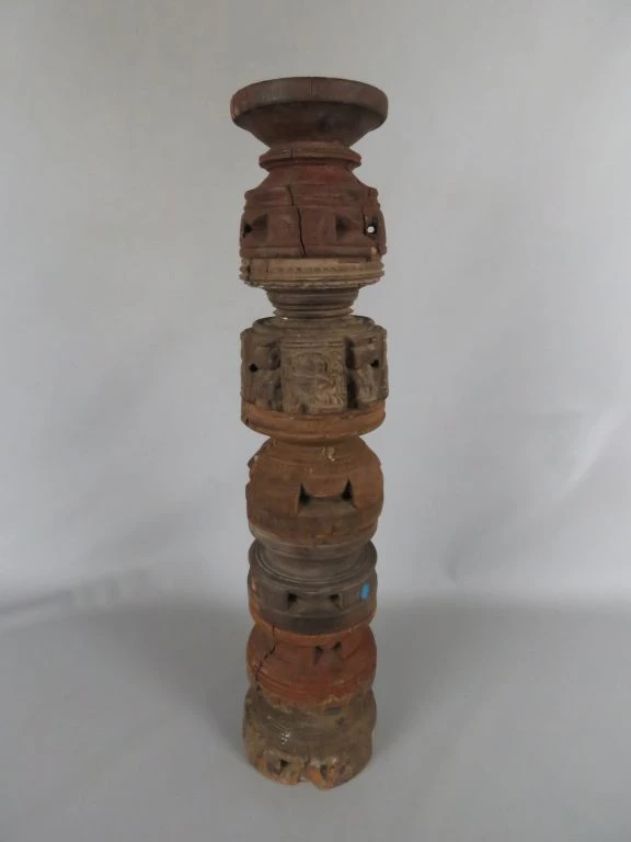 Houten kandelaar met houtsnijwerk