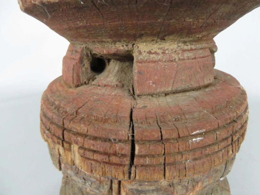 Houten kandelaar met houtsnijwerk