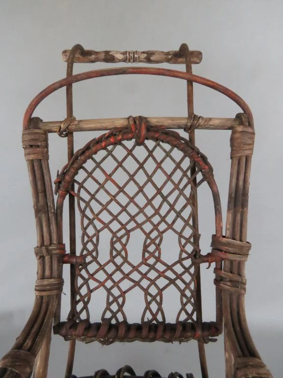 Antieke kinderwagen van riet en hout