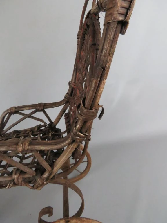 Antieke kinderwagen van riet en hout