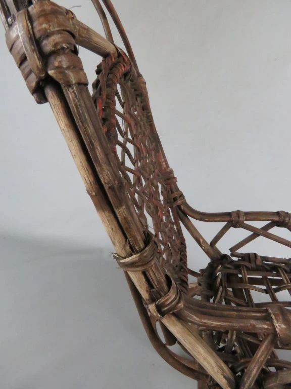 Antieke kinderwagen van riet en hout