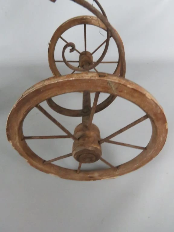 Antieke kinderwagen van riet en hout
