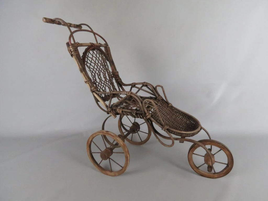 Antieke kinderwagen van riet en hout