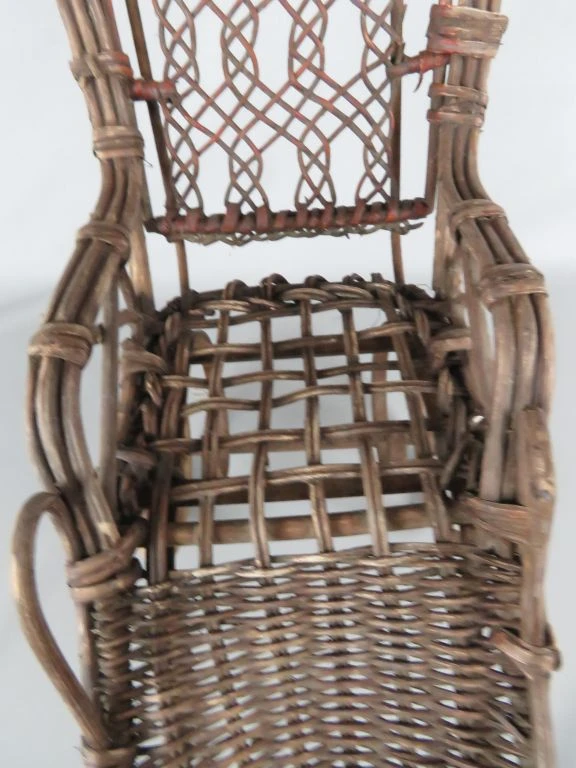 Antieke kinderwagen van riet en hout