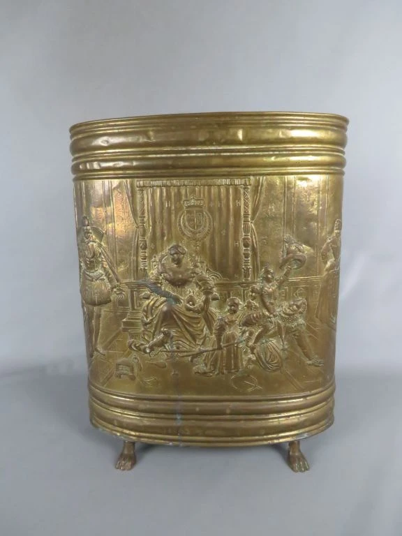 Antieke koperen planten- of paraplubak met decoratief reliëf