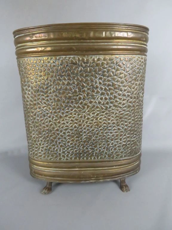 Antieke koperen planten- of paraplubak met decoratief reliëf