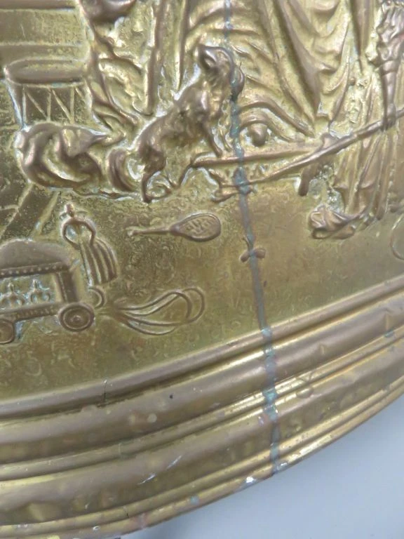 Antieke koperen planten- of paraplubak met decoratief reliëf