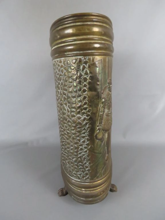 Antieke koperen planten- of paraplubak met decoratief reliëf