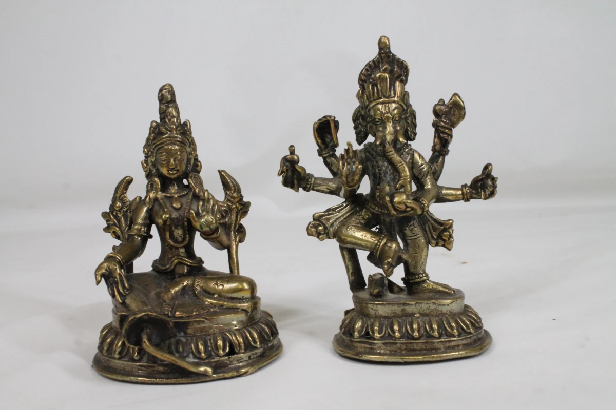 2 Antieke messing of bronzen Hindoestaanse/Nepalese godenbeelden