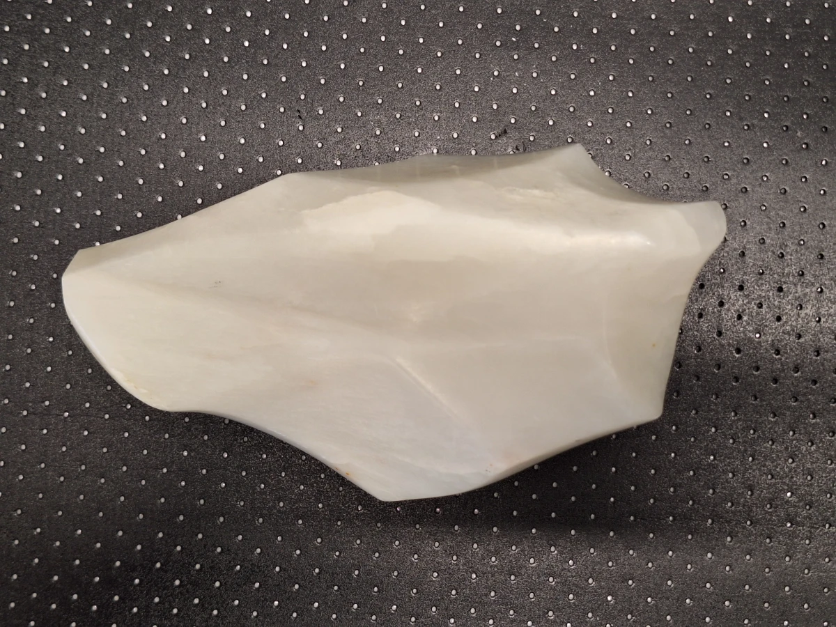 set van 2 decoratieve mineralen - Ruwe groenblauwe kristalsteen en gepolijste witte natuursteen