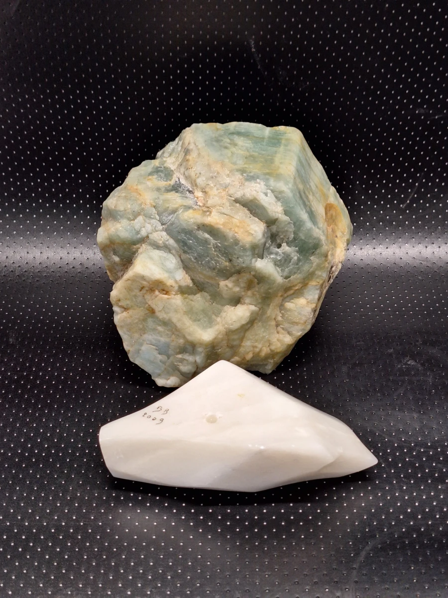 set van 2 decoratieve mineralen - Ruwe groenblauwe kristalsteen en gepolijste witte natuursteen