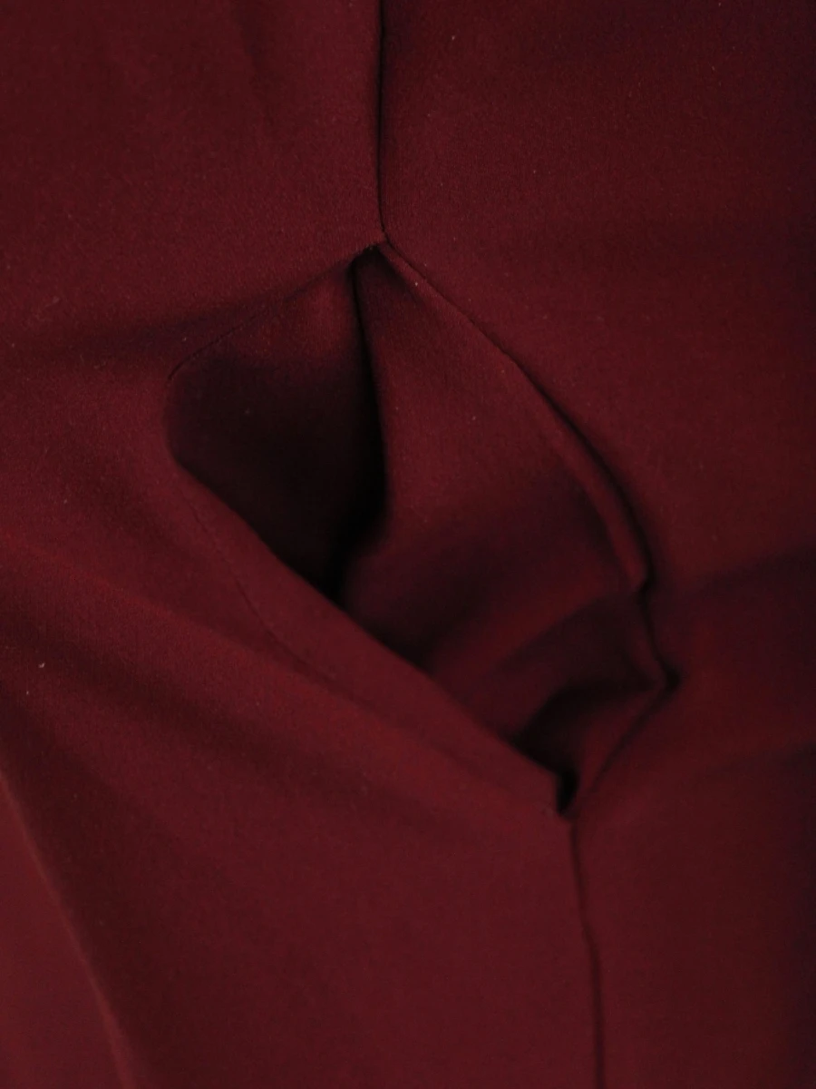 Loro Piana - luxueuze, bordeauxrode tuniekjurk met gedrapeerde kraag