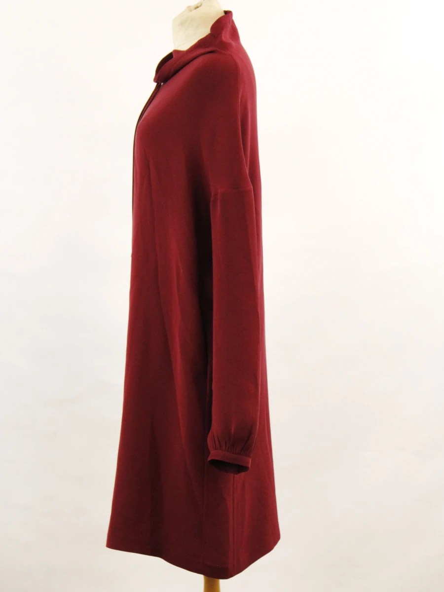 Loro Piana - luxueuze, bordeauxrode tuniekjurk met gedrapeerde kraag