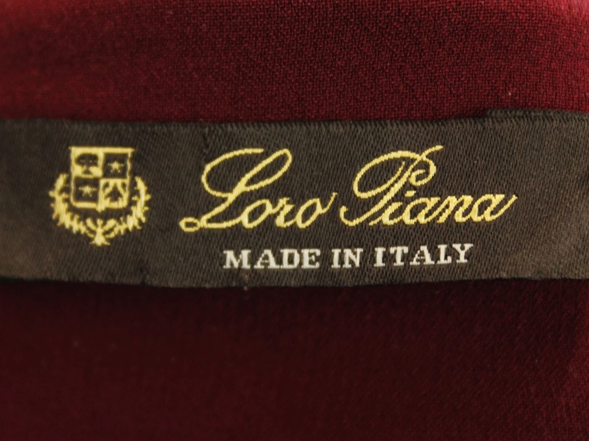 Loro Piana - luxueuze, bordeauxrode tuniekjurk met gedrapeerde kraag