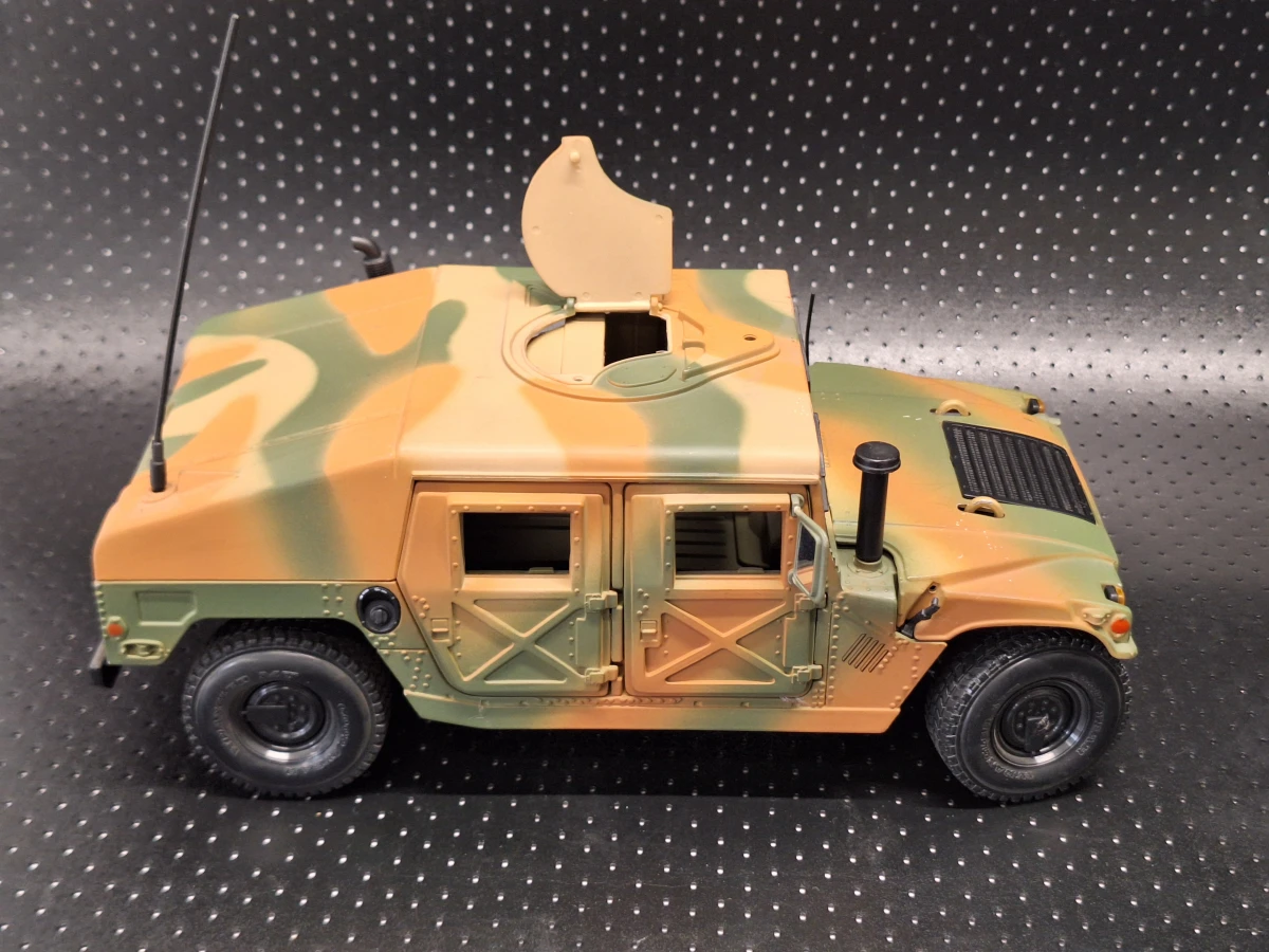 Maisto HUMVEE (HMMWV) 1:18 – Gedetailleerd militair schaalmodel in legercamouflage