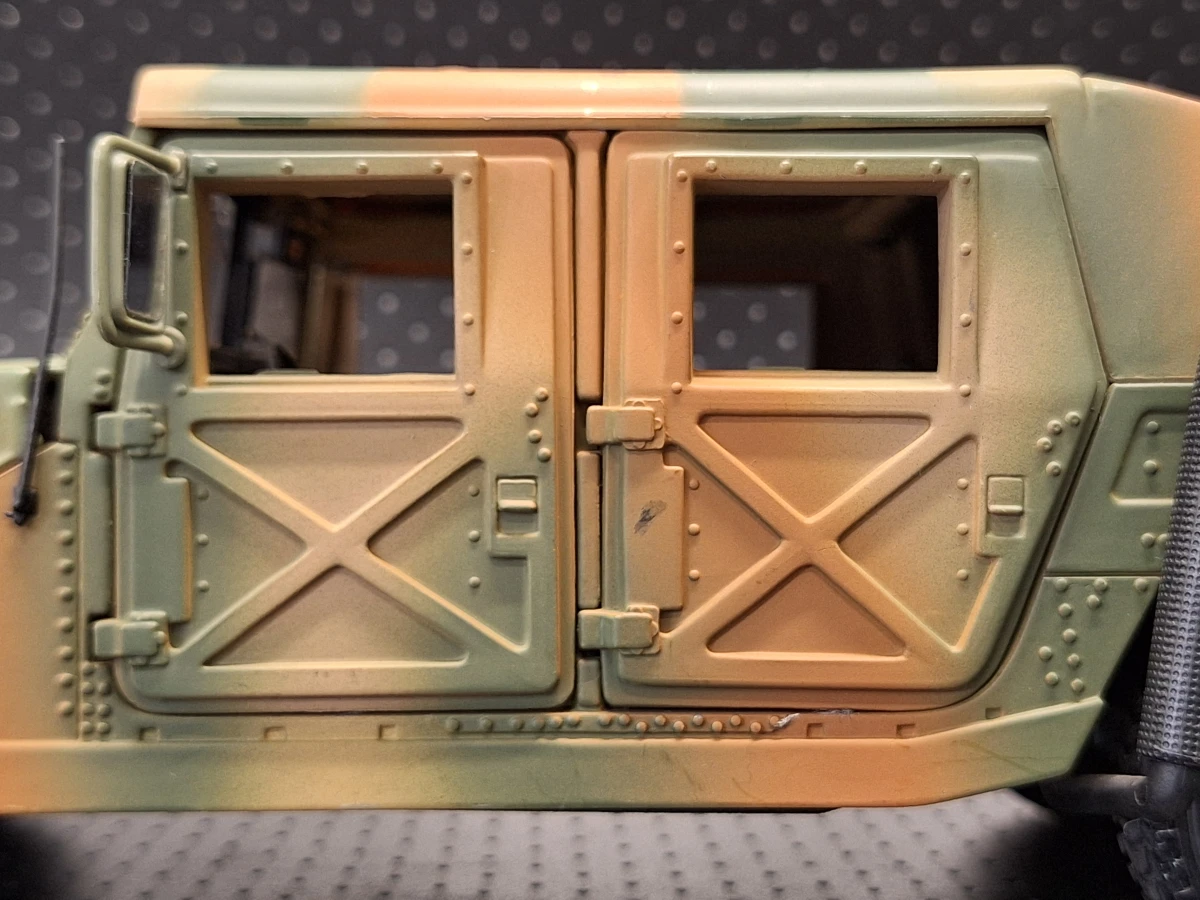 Maisto HUMVEE (HMMWV) 1:18 – Gedetailleerd militair schaalmodel in legercamouflage