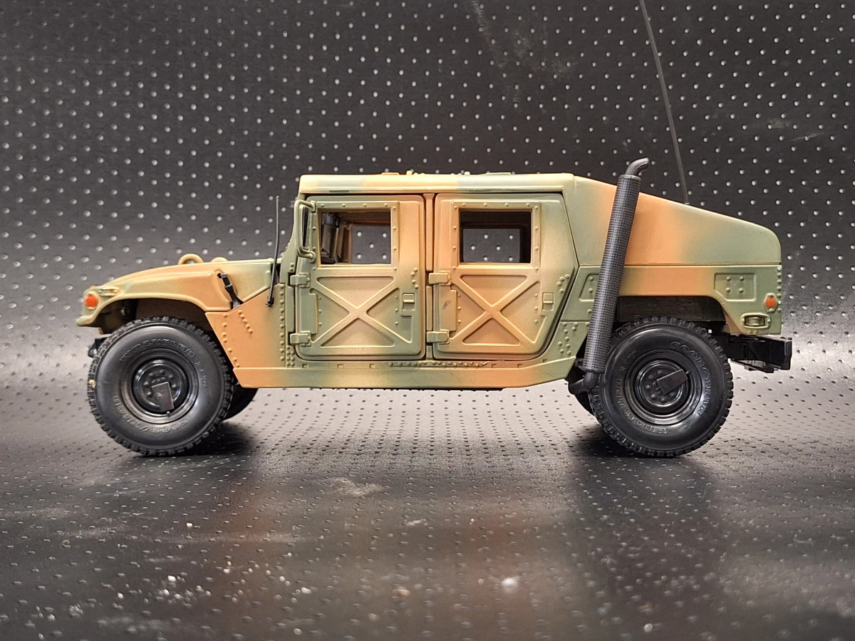 Maisto HUMVEE (HMMWV) 1:18 – Gedetailleerd militair schaalmodel in legercamouflage