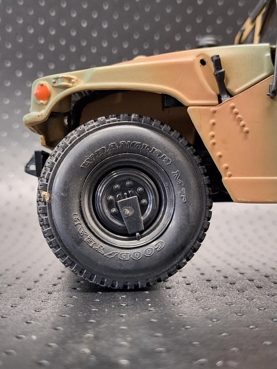 Maisto HUMVEE (HMMWV) 1:18 – Gedetailleerd militair schaalmodel in legercamouflage