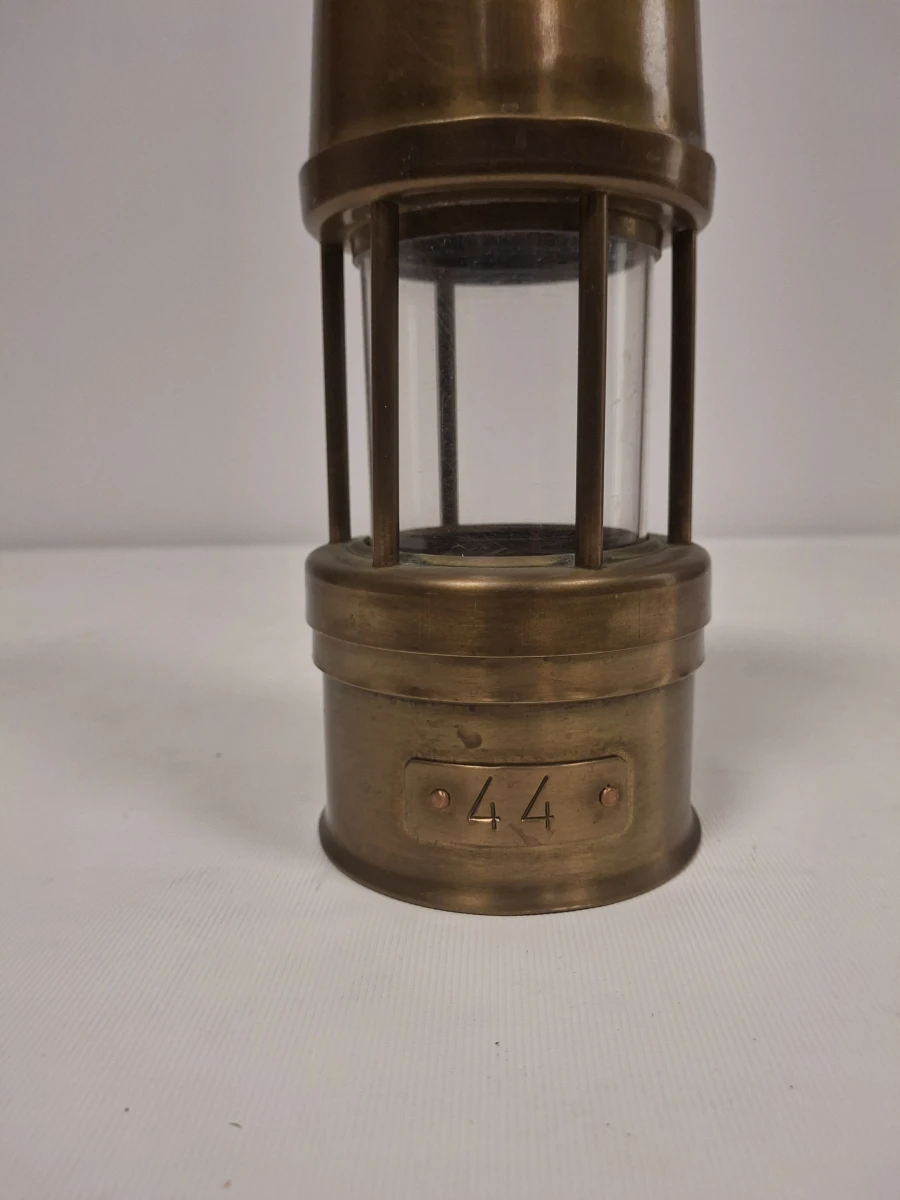 Antieke koperen mijnlamp