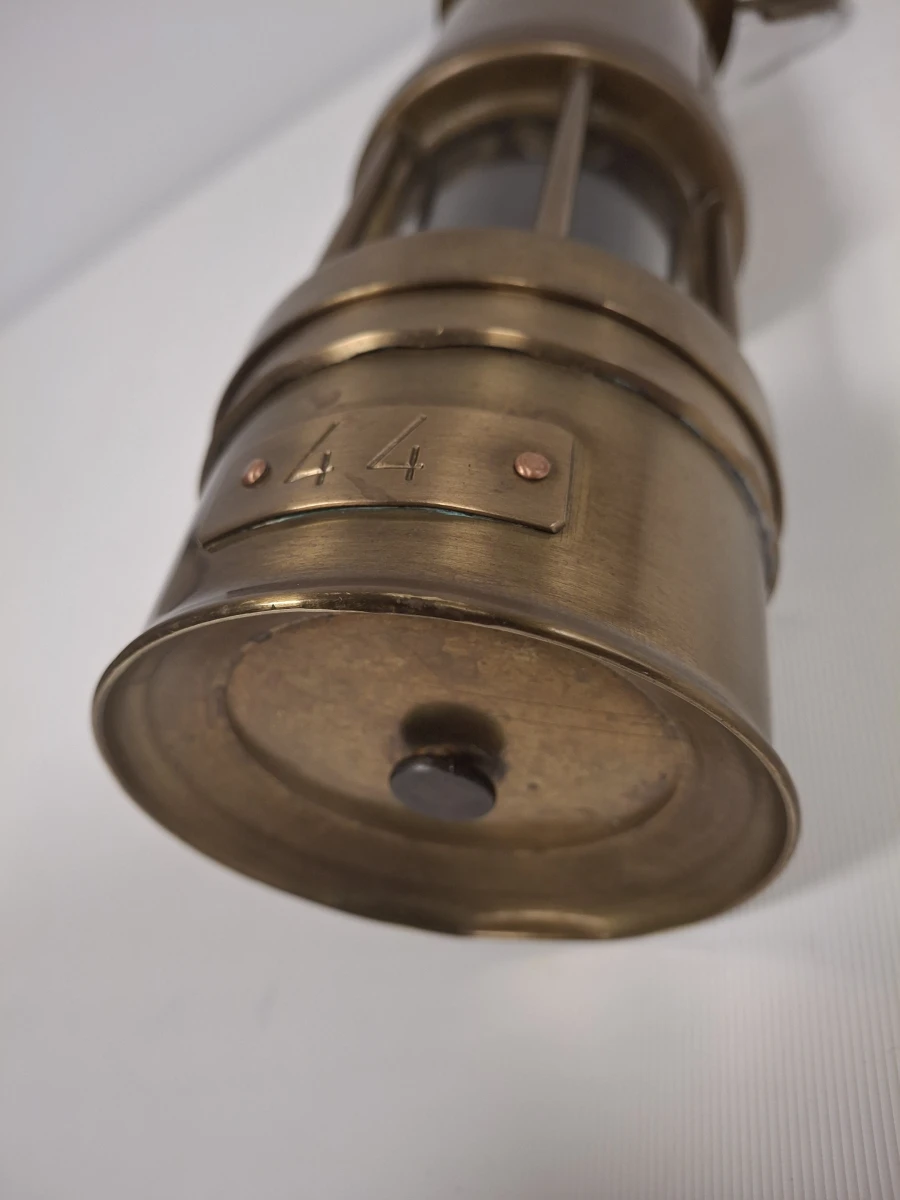 Antieke koperen mijnlamp