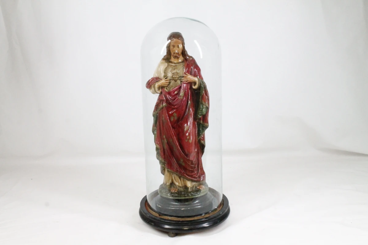 Antiek Heilig Hartbeeld van Jezus Christus onder glazen stolp