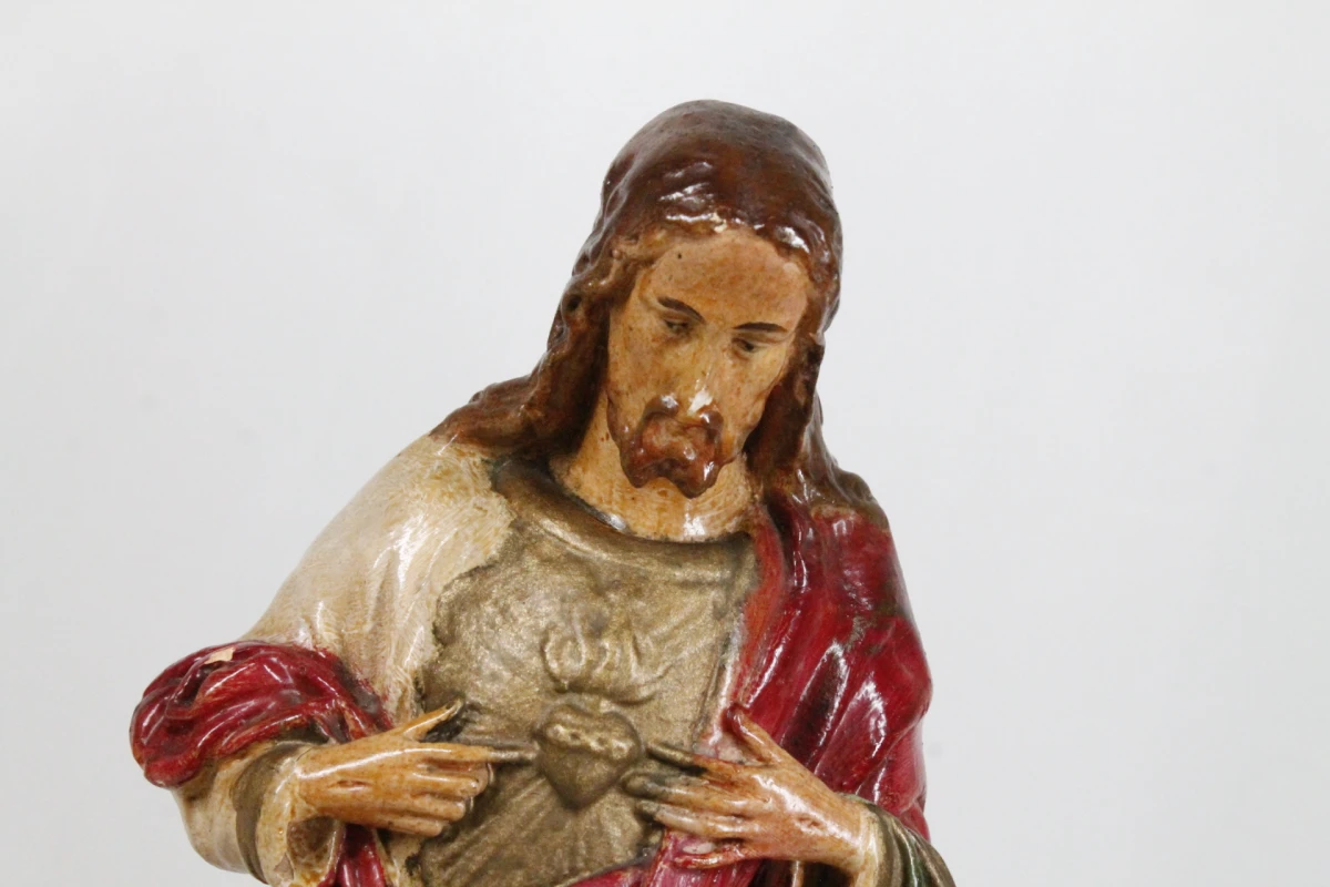 Antiek Heilig Hartbeeld van Jezus Christus onder glazen stolp