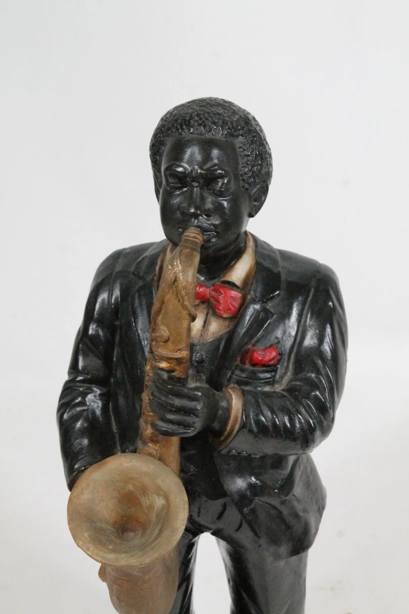 Vintage beeldjes van Afro-Amerikaanse jazzmuzikanten