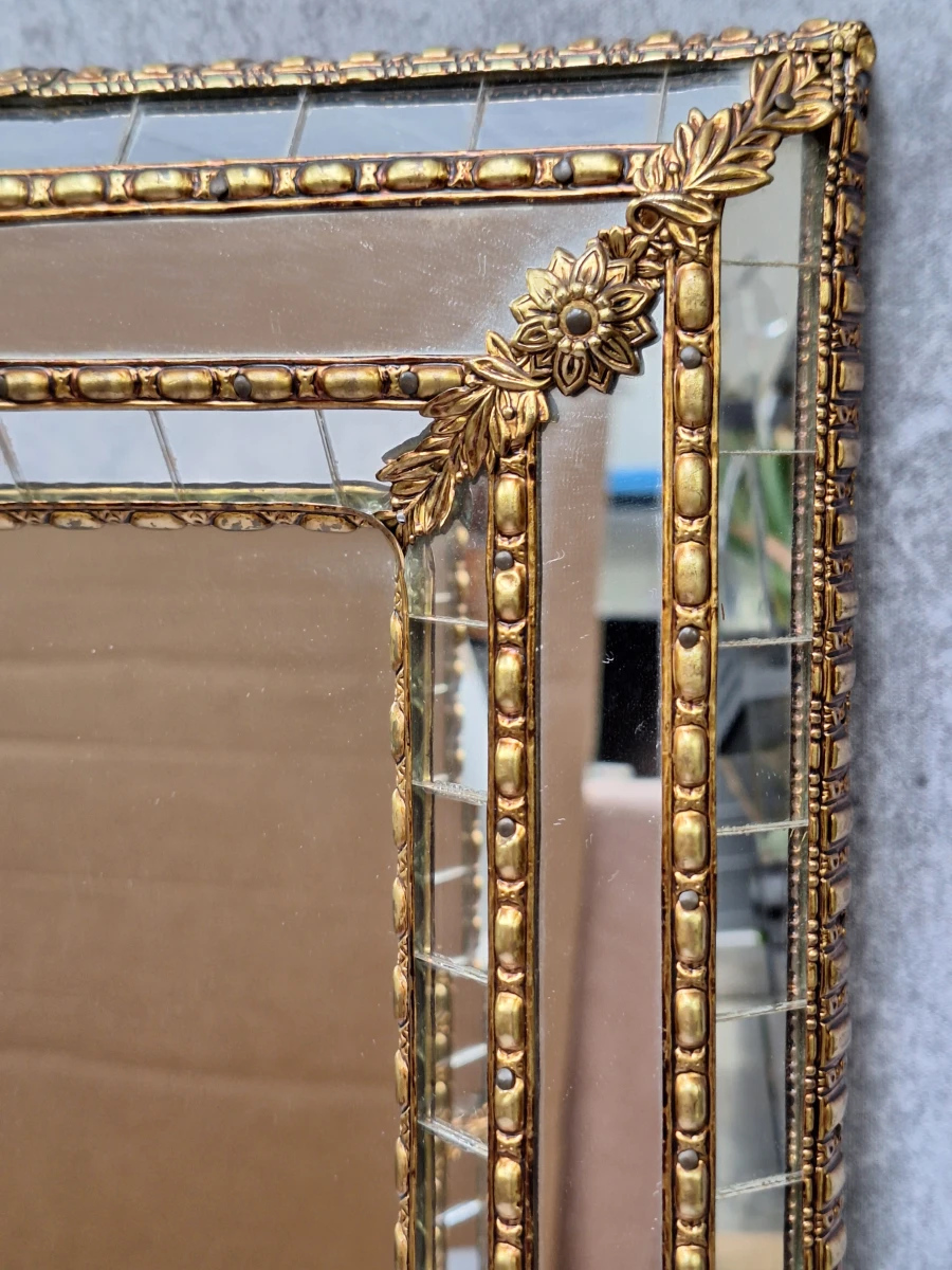 Vintage Hollywood Regency spiegel met facetglas en goudkleurige bloemornamenten - foto 4