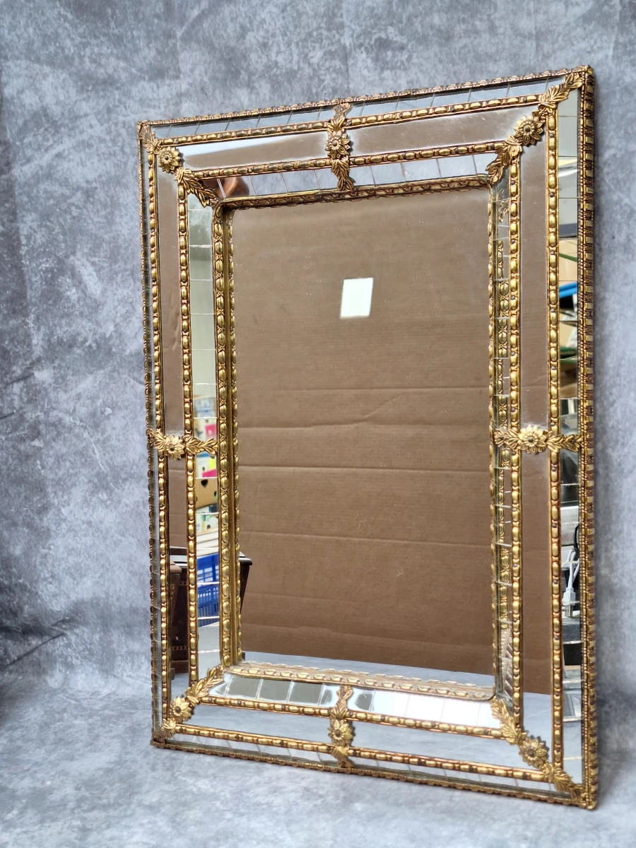 Vintage Hollywood Regency spiegel met facetglas en goudkleurige bloemornamenten - foto 3