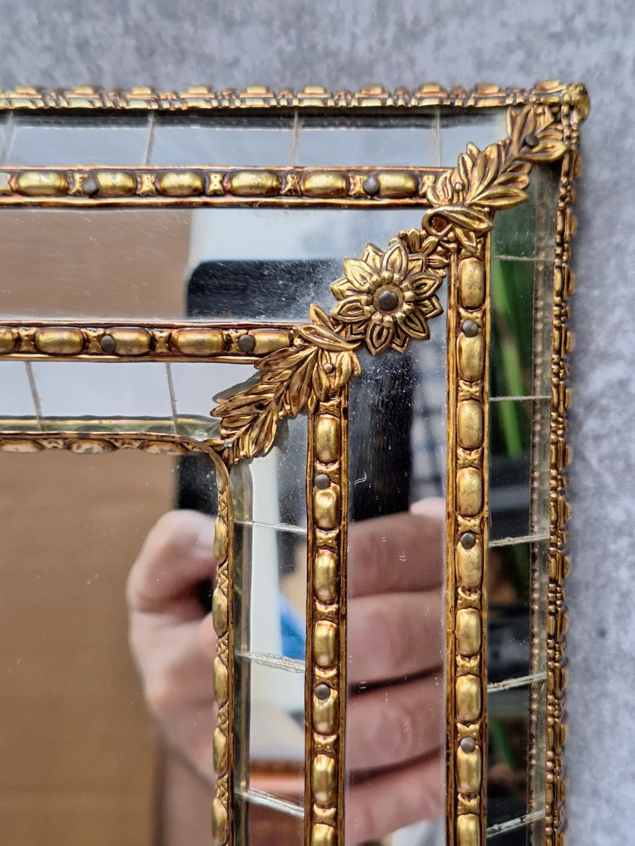 Vintage Hollywood Regency spiegel met facetglas en goudkleurige bloemornamenten - foto 5