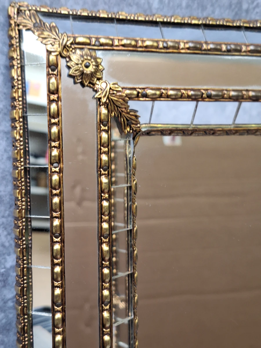 Vintage Hollywood Regency spiegel met facetglas en goudkleurige bloemornamenten - foto 7
