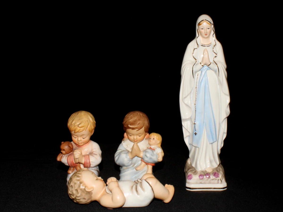 Set van 4 Goebel porseleinen beeldjes met religieus thema, inclusief Hummel