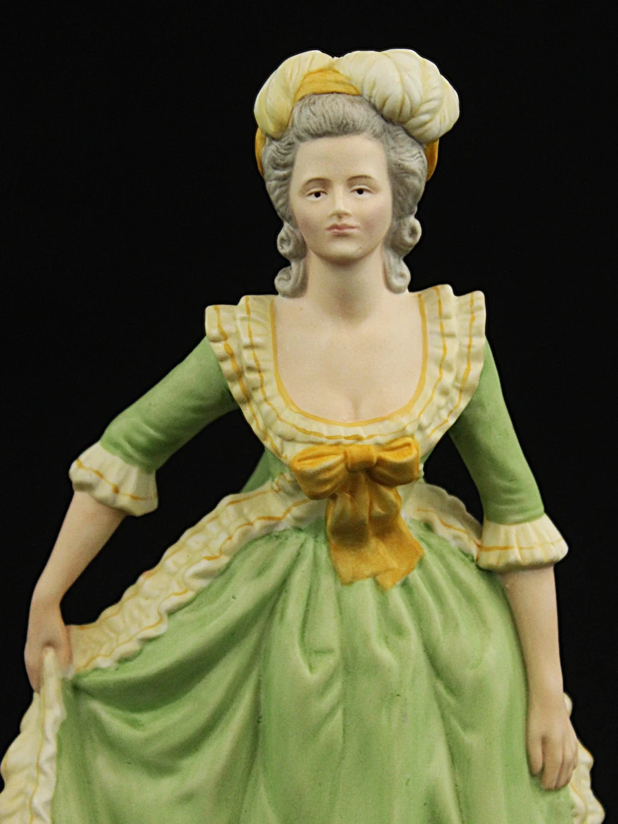 Porseleinen beeld Marie Antoinette in groene jurk