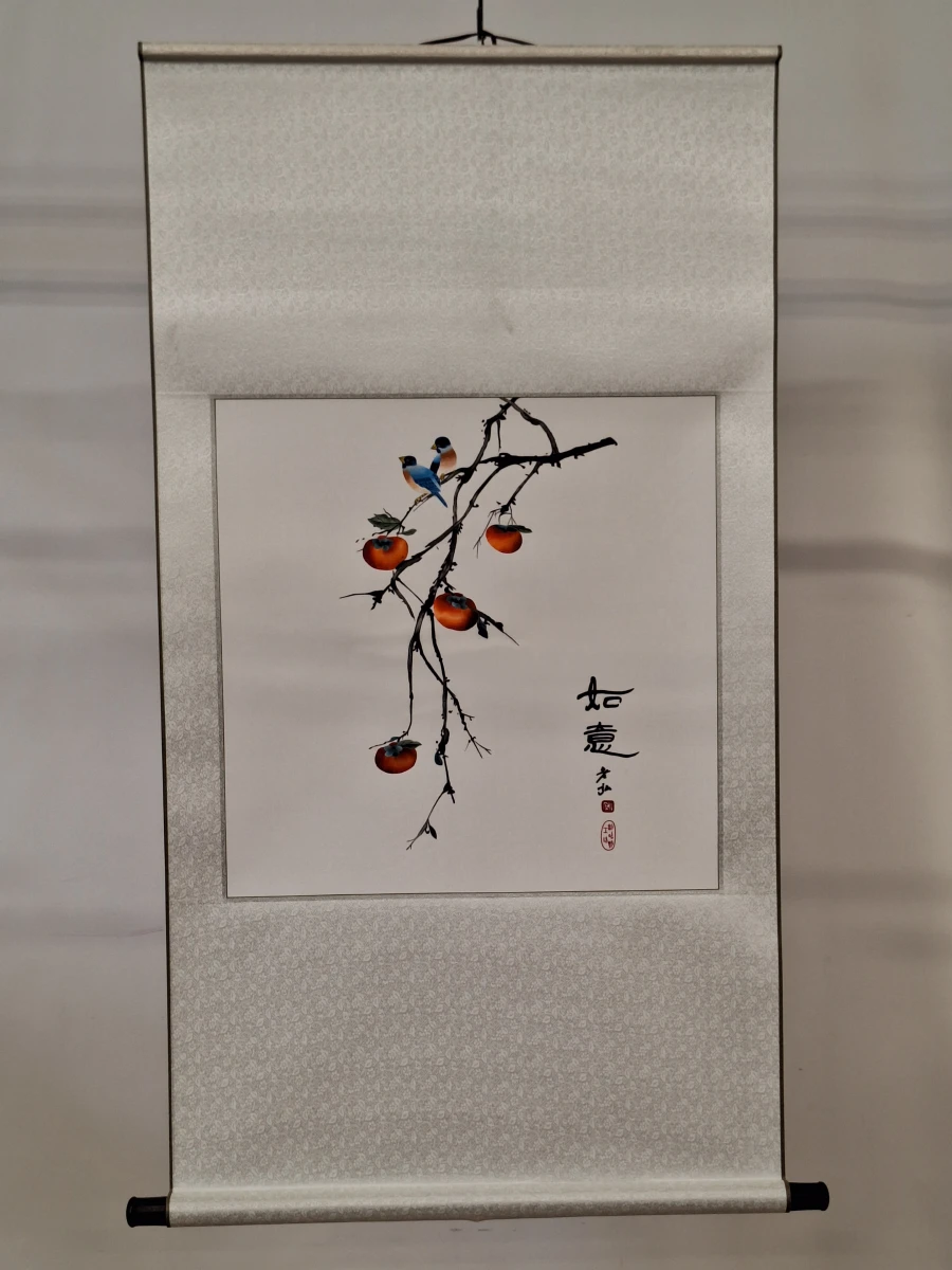 Traditionele Chinese hangrol met geborduurde vogels en kaki-vruchten - “Ruyi”