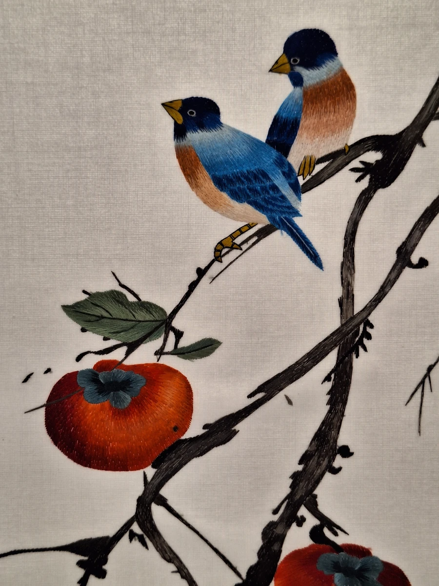 Traditionele Chinese hangrol met geborduurde vogels en kaki-vruchten - “Ruyi”