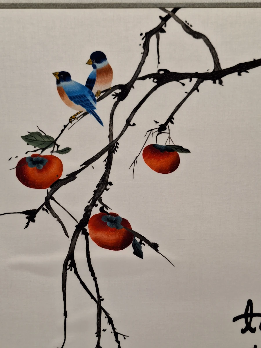 Traditionele Chinese hangrol met geborduurde vogels en kaki-vruchten - “Ruyi”