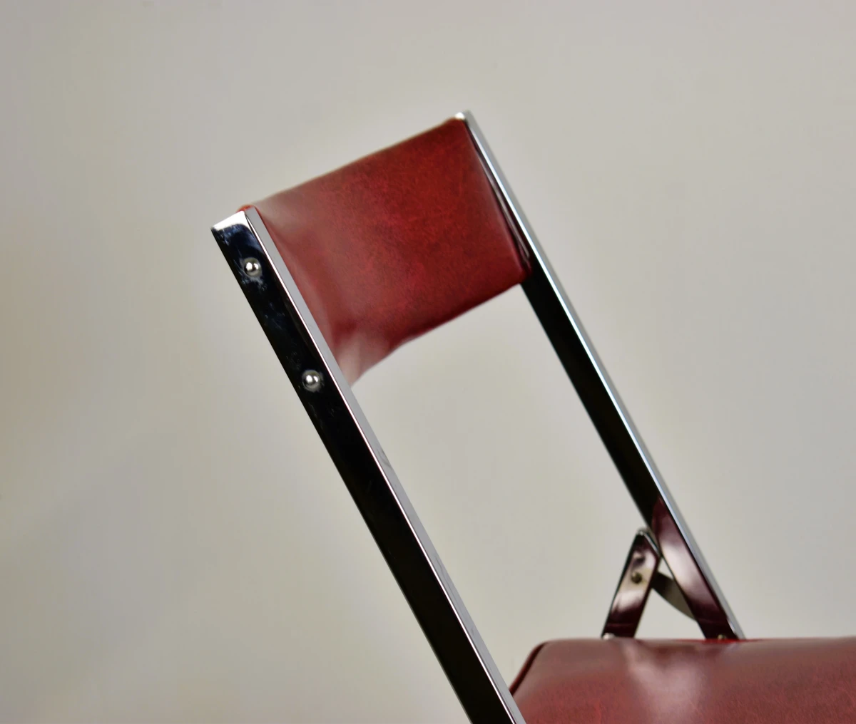 Set van 2 vintage klapstoelen met chromen frame en rood skai, ca. 1970 - foto 3