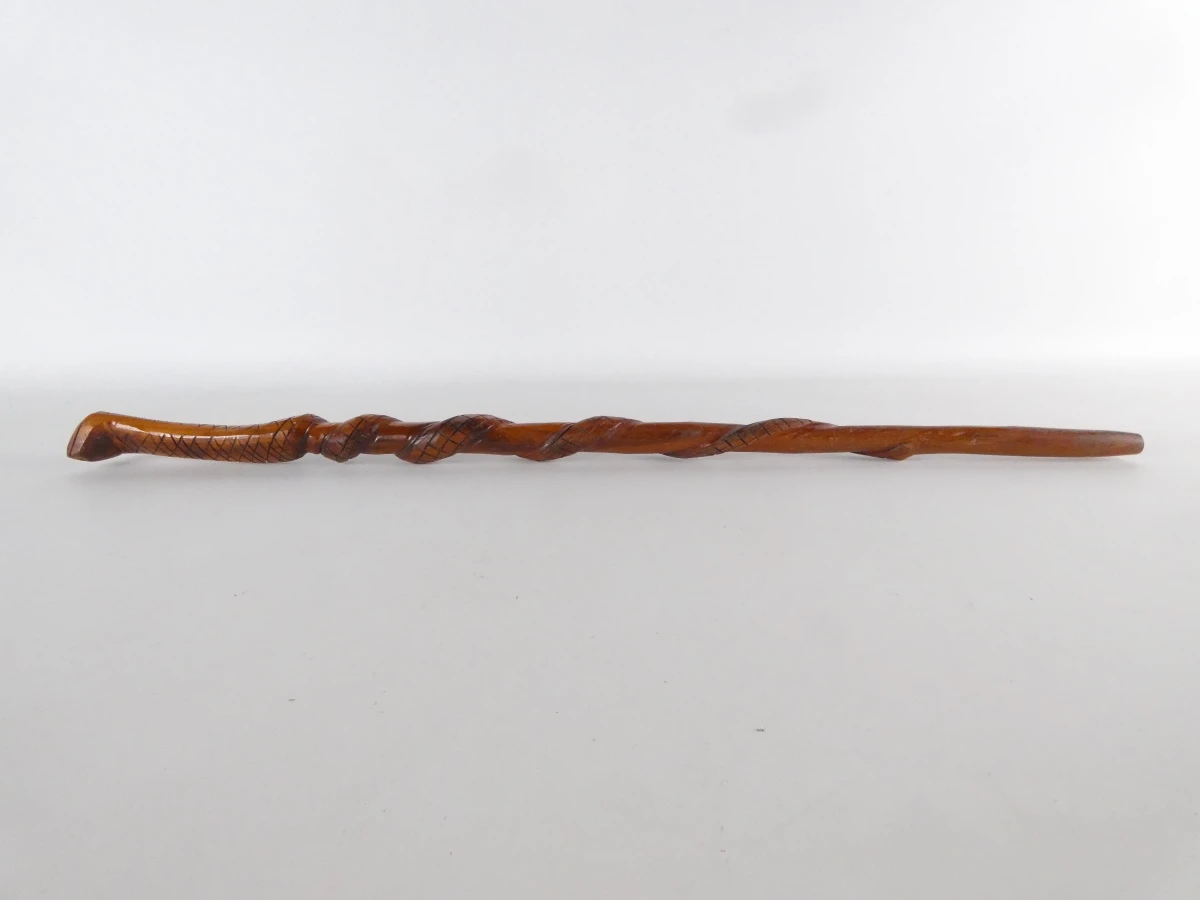Houten wandelstok met slangenmotief