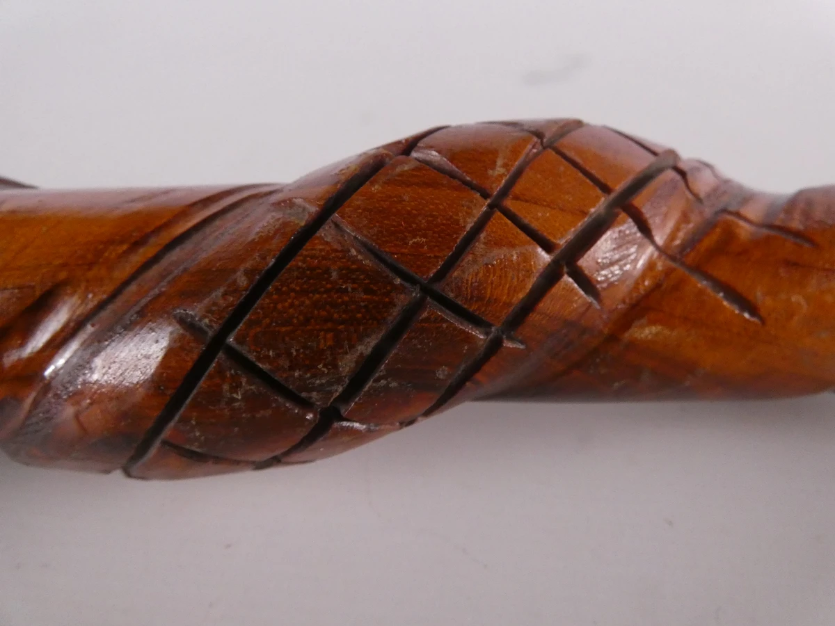 Houten wandelstok met slangenmotief